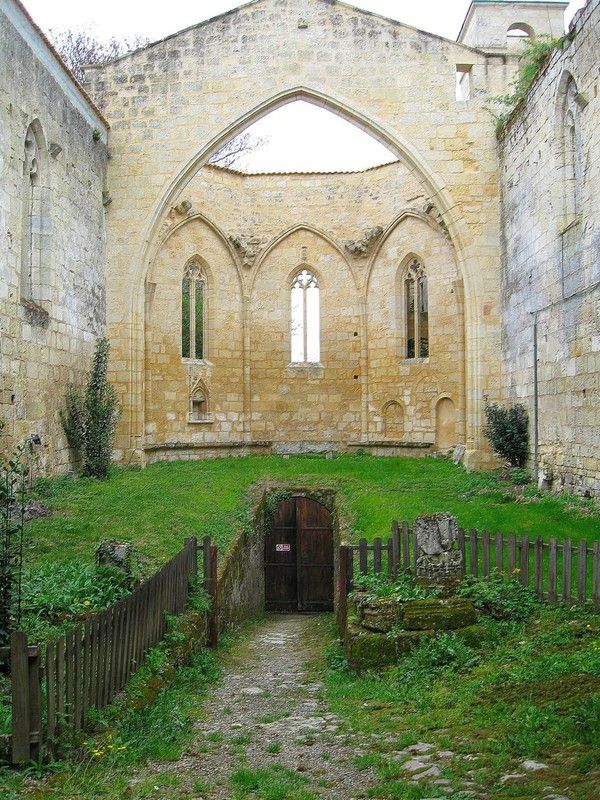 Le cloître des cordeliers à Saint-Emilion (Gironde).